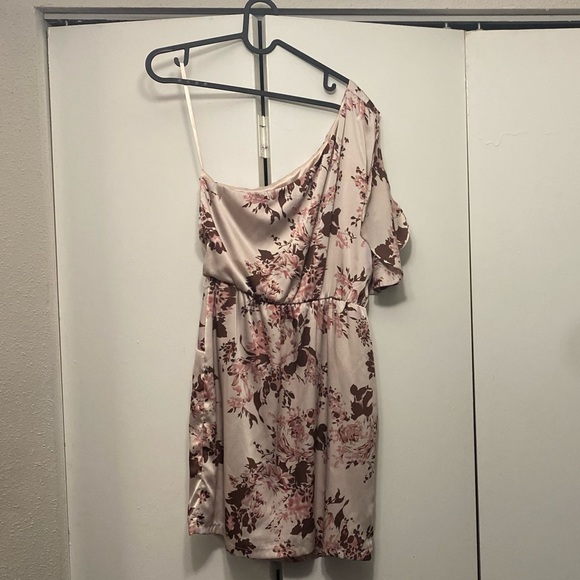 Chelsea & Violet Dresses & Skirts - ❤️ Chelsea and Violet Floral One Shoulder Dress